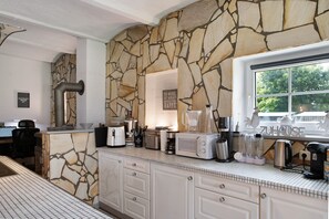 Fridge, microwave, oven, stovetop - Holiday Apartment 'Hof Musial' with Private Terrace, Shared Garden & Wi-Fi (Pokrent)