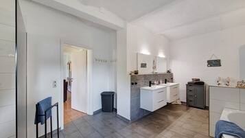 Shower, hair dryer, towels