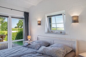 3 bedrooms, free WiFi, bed sheets - Holiday Apartment 'Hof Musial' with Private Terrace, Shared Garden & Wi-Fi (Pokrent)