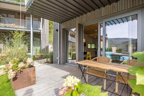 Outdoor dining - Holiday Home 'Lupus 2' with Mountain View, Private Terrace and Wi-Fi (Beuron)