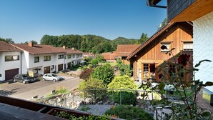 Et boligområde med huse, en vej og et bjerg i baggrunden.