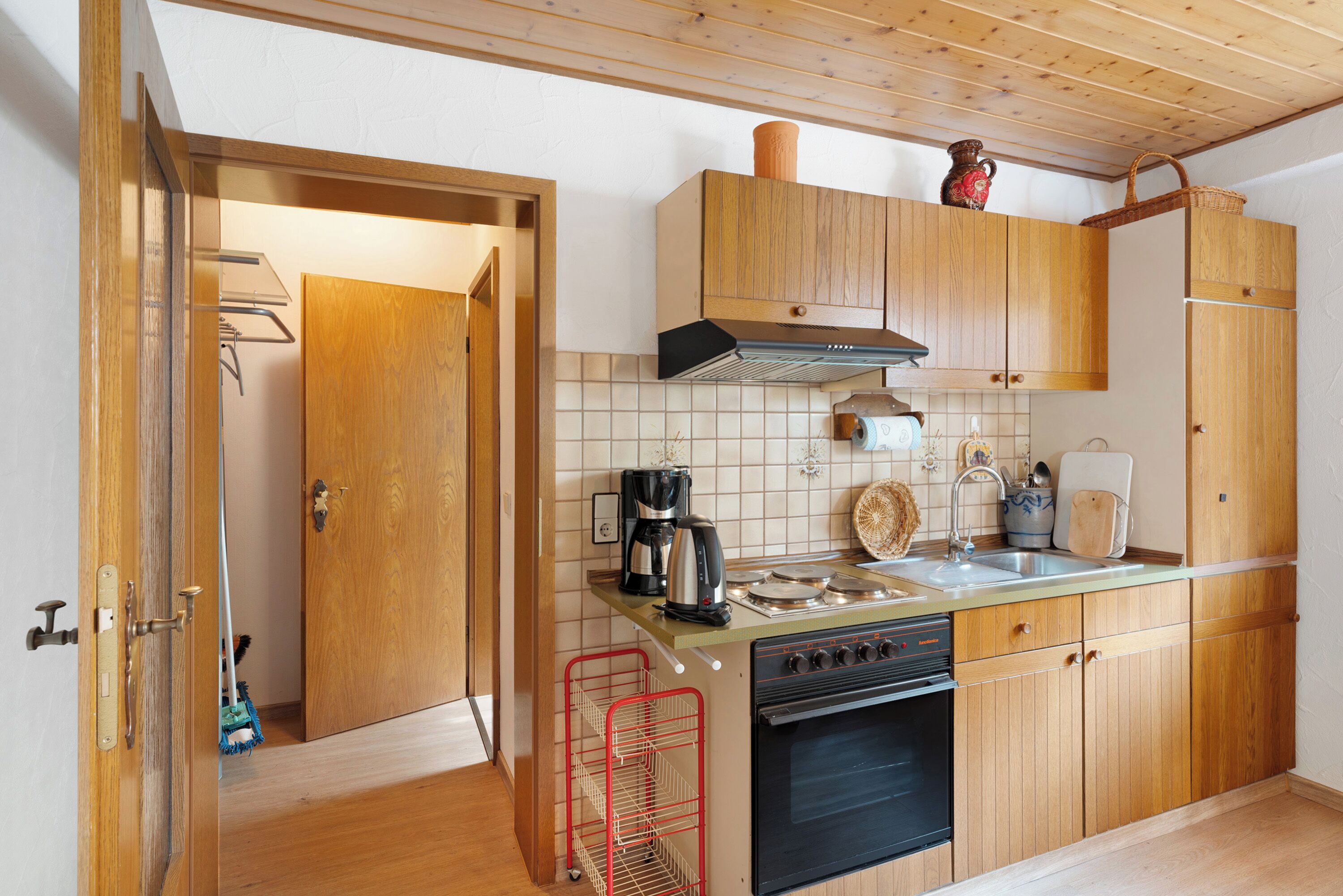 Fridge, oven, stovetop, coffee/tea maker