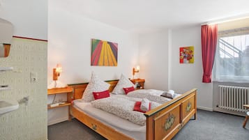 4 室のベッドルーム、WiFi (無料)、ベッドシーツ