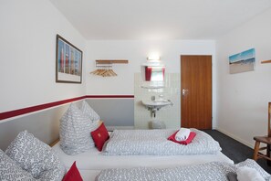 4 bedrooms, free WiFi, bed sheets