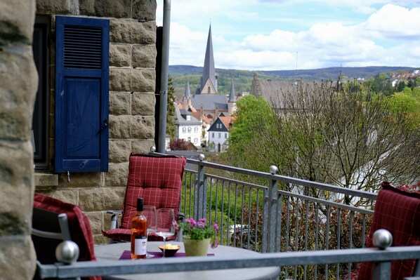 Outdoor dining - Apartment 'altes forsthaus schotten' with Shared Garden, Balcony and Wi-Fi (Schotten)