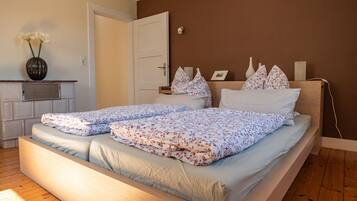 1 slaapkamer, een strijkplank/strijkijzer, gratis wifi, beddengoed