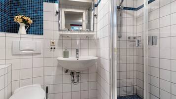 Dusche, Haartrockner, Handtücher
