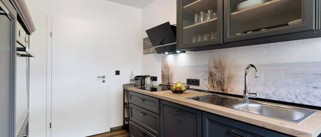 Kylskåp, ugn, spishäll och diskmaskin