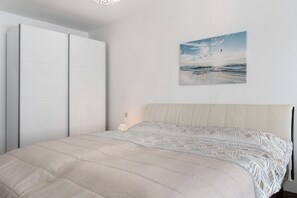 2 bedrooms, desk, iron/ironing board, free WiFi - Apartment 'Lopezan home and living' with Shared Terrace, Balcony and Wi-Fi (Hornberg)