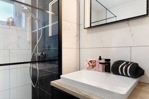 Een douche, gratis toiletartikelen, een haardroger, handdoeken