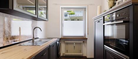 冷蔵庫、オーブン、コンロ、食器洗い機