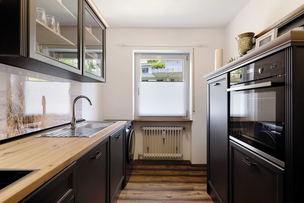 冷蔵庫、オーブン、コンロ、食器洗い機