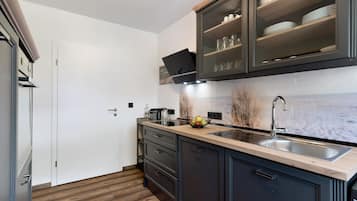 Fridge, oven, stovetop, dishwasher