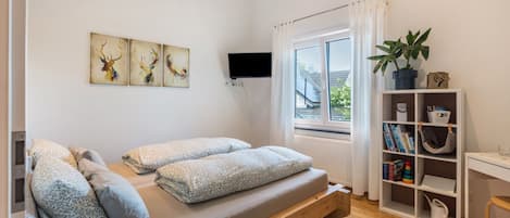 2 bedrooms, iron/ironing board, free WiFi, bed sheets