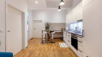 Réfrigérateur, four, plaque de cuisson, cafetière/bouilloire