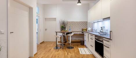 Fridge, oven, stovetop, coffee/tea maker
