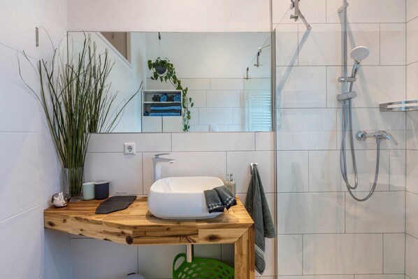 Shower, hair dryer, towels