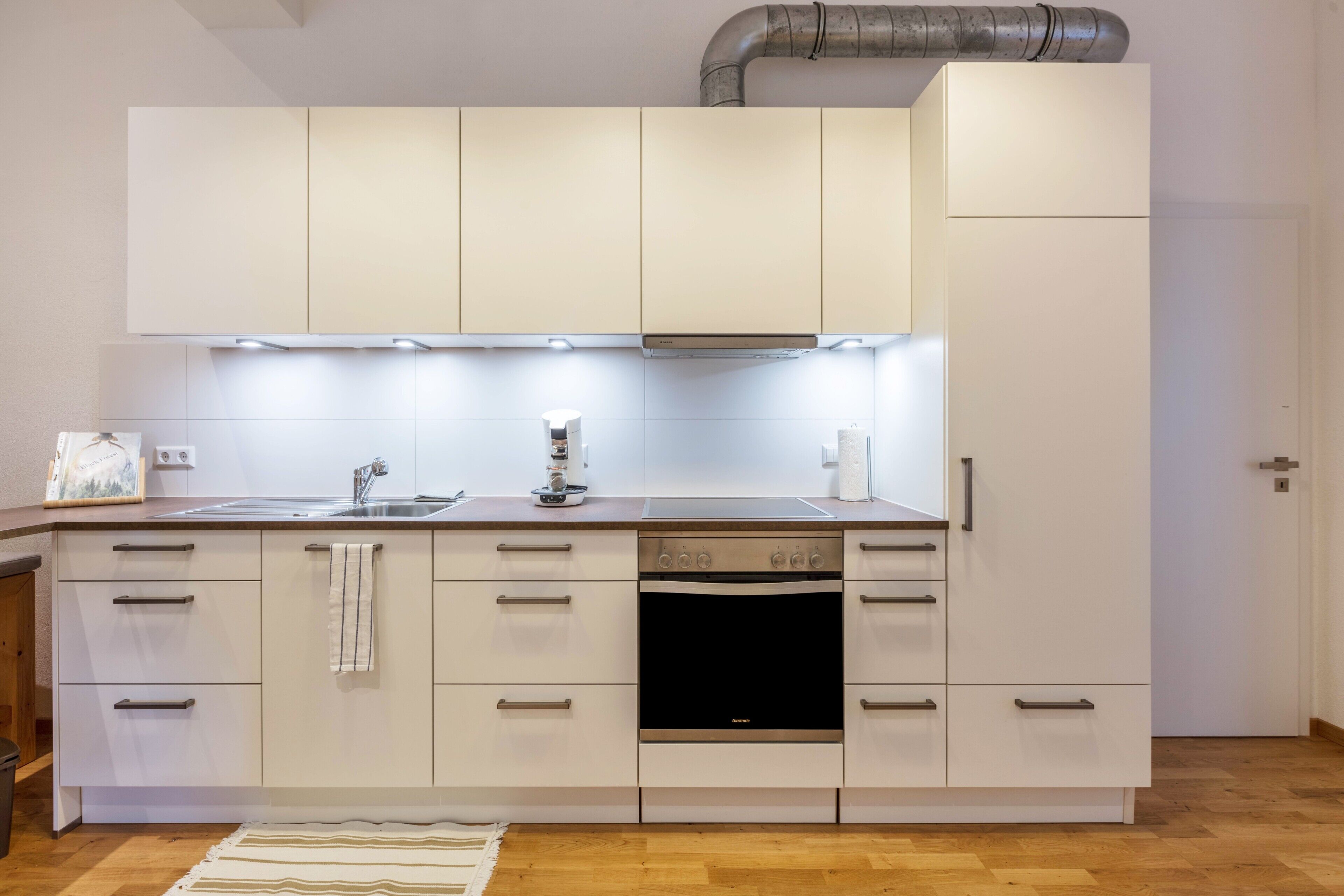 Kühlschrank, Ofen, Herdplatte, Wasserkocher mit Kaffee-/Teezubehör