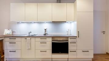 Kühlschrank, Ofen, Herdplatte, Wasserkocher mit Kaffee-/Teezubehör