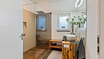 Douche, sĂšche-cheveux, serviettes fournies