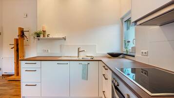 Frigorífic, forn, placa de cuina i cafetera i tetera