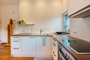 Køleskab, ovn, kogeplade, kaffe-/temaskine