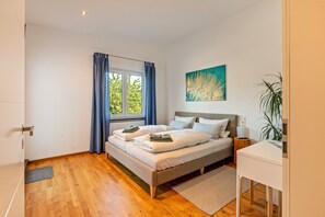 2 bedrooms, iron/ironing board, free WiFi, bed sheets - Apartment 'Ferienwohnung Happy' with Balcony and Wi-Fi (Weilheim)