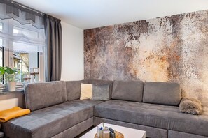 TV, DVD player, stereo - Holiday Home 'Ferienhaus Kirsch' with Private Terrace, Private Garden and Wi-Fi (Blankenhain)