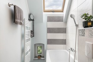 Douche, sèche-cheveux, serviettes fournies