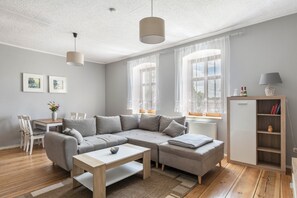 TV, fireplace - Apartment 'Ferienwohnung Mit Großem Garten' with Shared Terrace, Shared Garden and Wi-Fi (Lindow (Mark))
