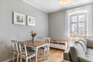 Dining - Apartment 'Ferienwohnung Mit Großem Garten' with Shared Terrace, Shared Garden and Wi-Fi (Lindow (Mark))