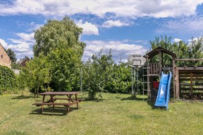 Outdoor dining - Apartment 'Ferienwohnung Mit Großem Garten' with Shared Terrace, Shared Garden and Wi-Fi (Lindow (Mark))