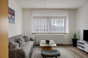 Televisión, reproductor de DVD, estéreo