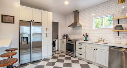 Knox Retreat: 4 Bedroom Newly Renovated Home!