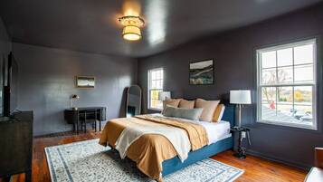 4 quartos, escrivaninha, ferros/tábuas de passar roupa, berço de viagem