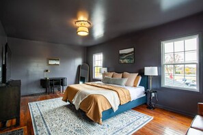 4 slaapkamers, een bureau, een strijkplank/strijkijzer, reisbedje