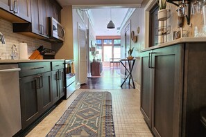 Een koelkast, een microgolfoven, een oven, een kookplaat