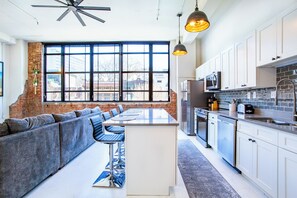 Fridge, microwave, oven, stovetop - Urban Luxe: Stylish 4BR in Sterchi Lofts (Knoxvile)