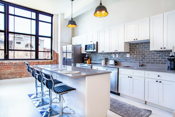 Fridge, microwave, oven, stovetop - Urban Luxe: Stylish 4BR in Sterchi Lofts (Knoxvile)