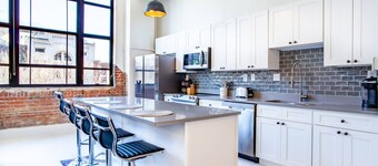 Downtown Loft w/Parking, Fitness & Movie room