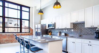 Downtown Loft w/Parking, Fitness & Movie room