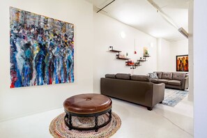 Smart TV - Downtown Loft w/Parking, Fitness & Movie room (Knoxvile)