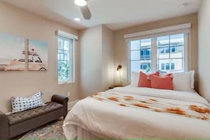 3 bedrooms, desk, iron/ironing board, free WiFi - Steps to Bay * 2 Outdoor Areas * 2 Levels * AC (San Diego)