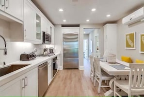 Fridge, microwave, oven, stovetop - Steps to Bay * 2 Outdoor Areas * 2 Levels * AC (San Diego)