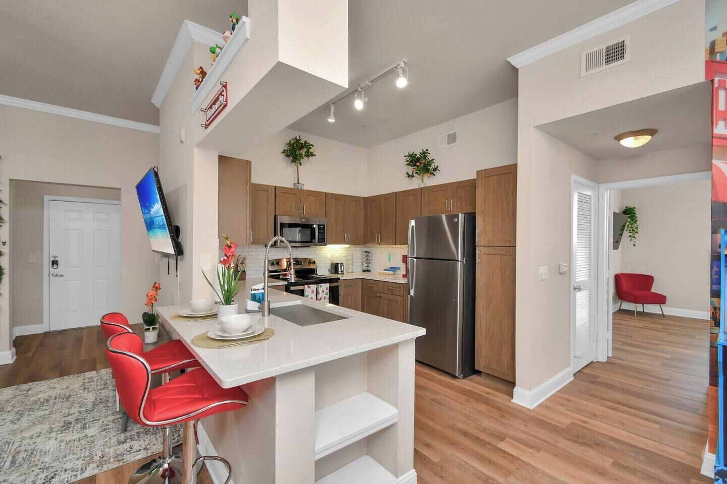 Réfrigérateur, micro-ondes, four, plaque de cuisson