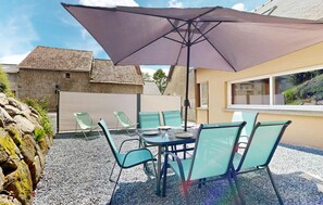 Outdoor dining - Cozy home in Sartilly-Baie-Bocage (Sartilly-Baie-Bocage)