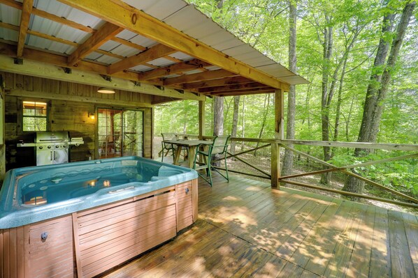 Outdoor spa tub