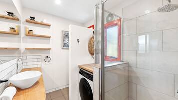 Shower, hair dryer, towels, shampoo
