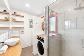 Douche, sèche-cheveux, serviettes fournies, shampoing