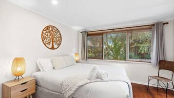 4 bedrooms, iron/ironing board, WiFi, bed sheets